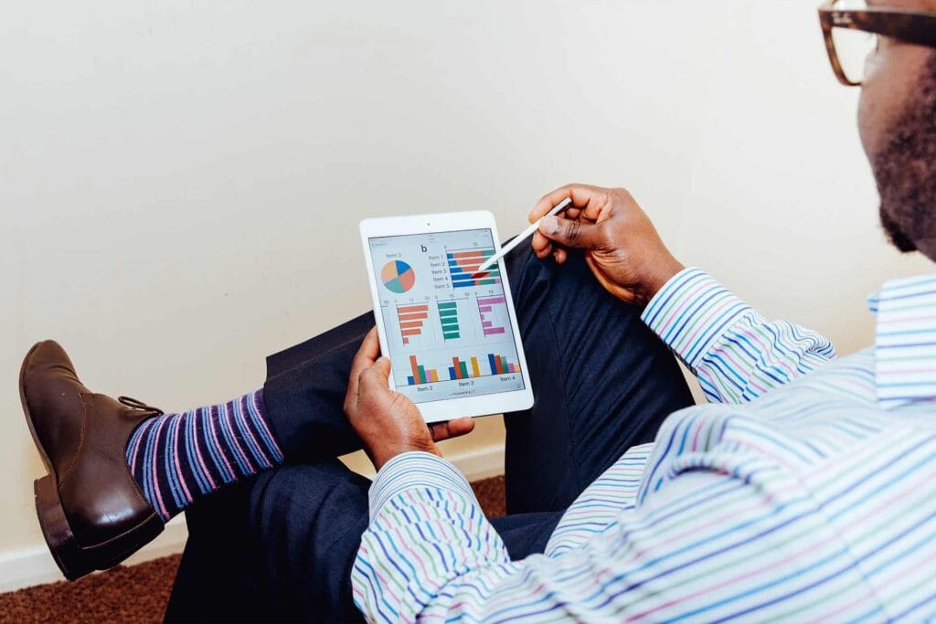 En mand der analysere data
