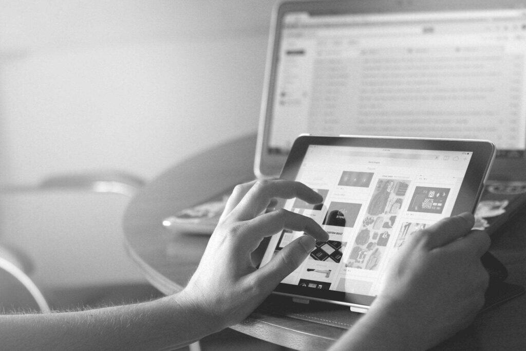 Digital research på tablet og computer i forbindelse med virksomhedsformidling hos Bonorum Partners M&A