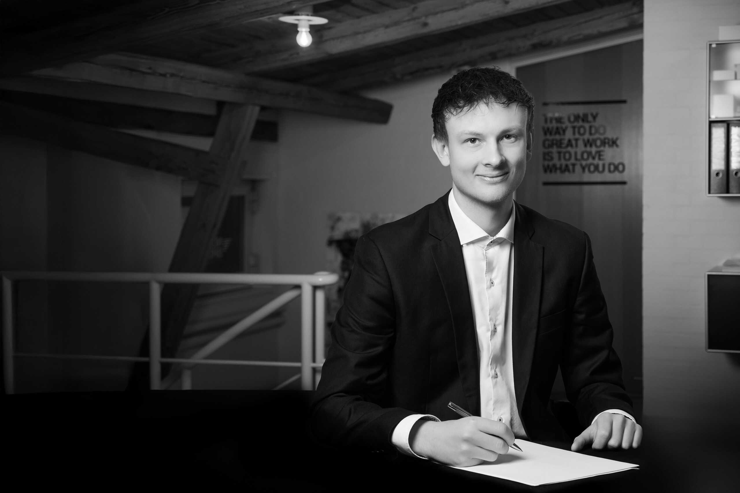 Portrætfoto af en smilende medarbejder fra Bonorum Partners M&A i et rustikt kontor.