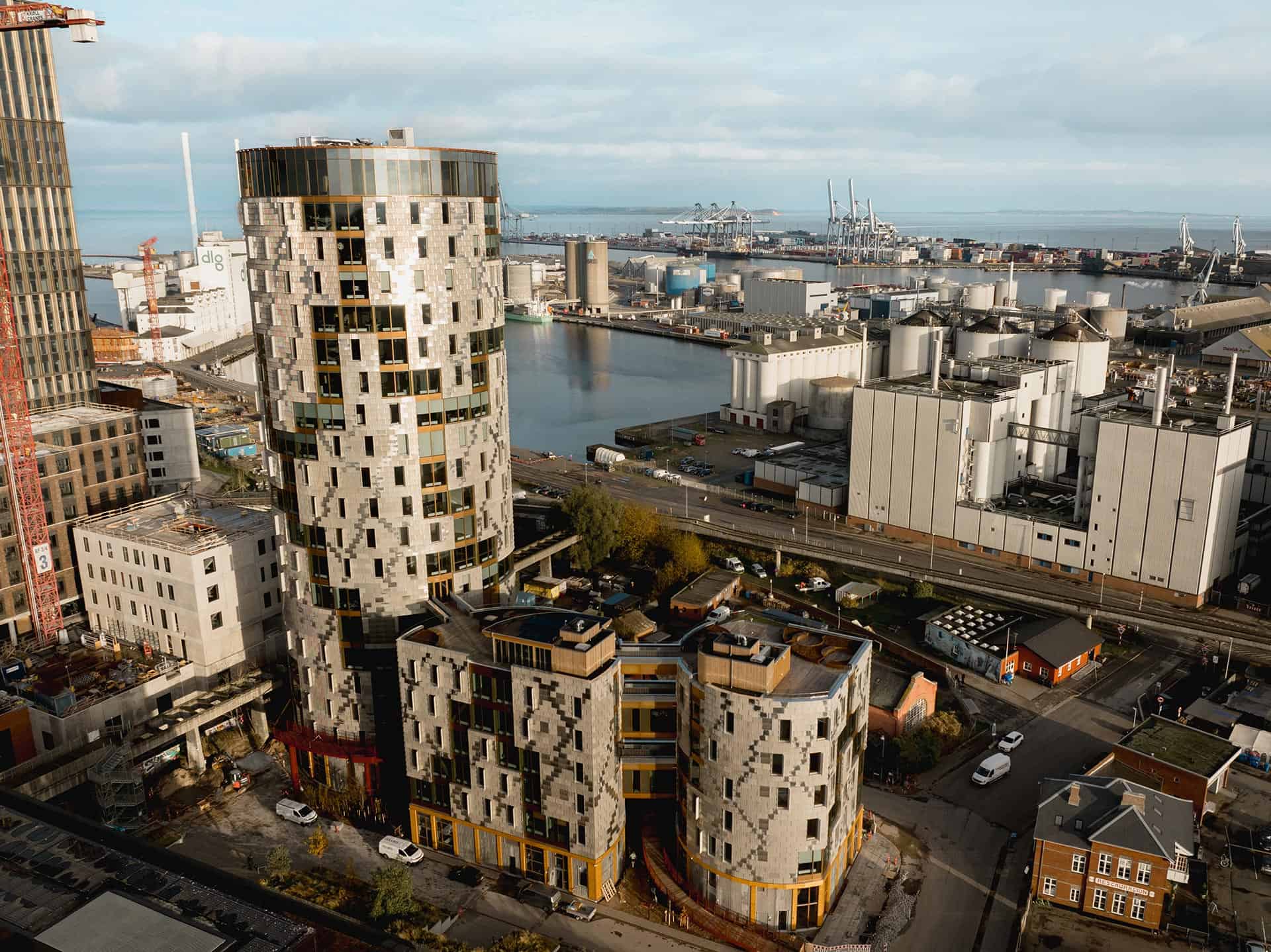 Moderne arkitektur og havneindustri, symbol på virksomhedsrådgivning og investering i dansk erhvervsliv.